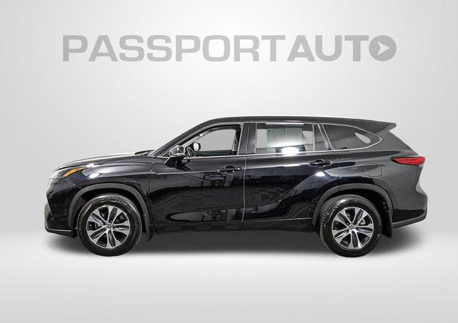 Photo of 2022 Midnight Black Metallic Toyota Highlander