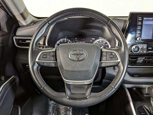 Photo of 2022 Midnight Black Metallic Toyota Highlander