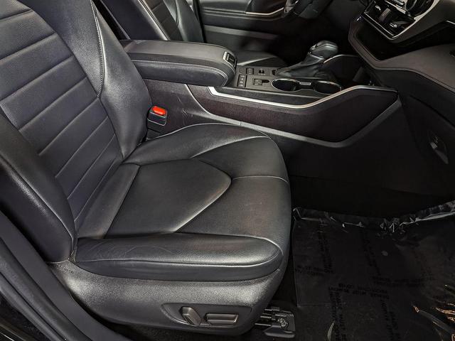 Photo of 2022 Midnight Black Metallic Toyota Highlander