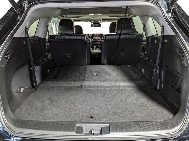 Photo of 2022 Midnight Black Metallic Toyota Highlander