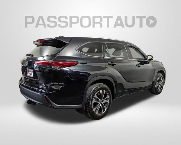 Photo of 2022 Midnight Black Metallic Toyota Highlander