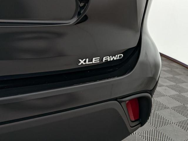 Photo of 2022 Midnight Black Metallic Toyota Highlander