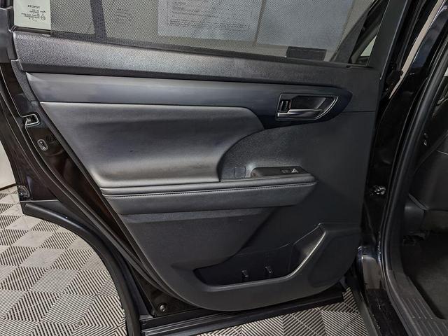 Photo of 2022 Midnight Black Metallic Toyota Highlander