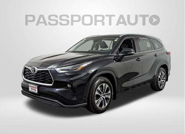 Photo of 2022 Midnight Black Metallic Toyota Highlander