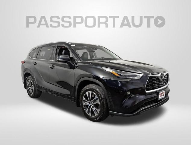 Photo of 2022 Midnight Black Metallic Toyota Highlander