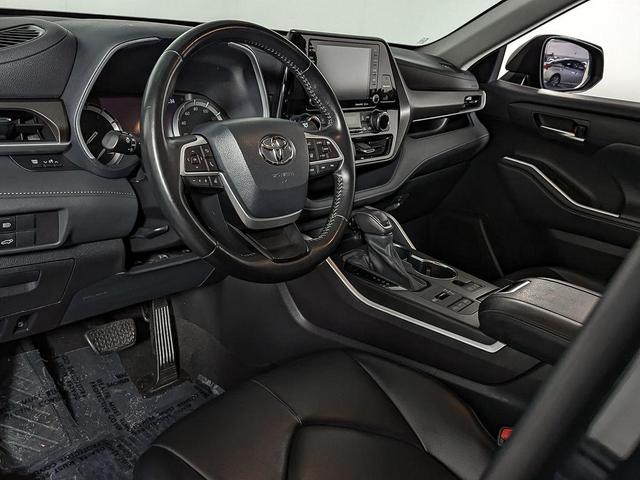 Photo of 2022 Midnight Black Metallic Toyota Highlander