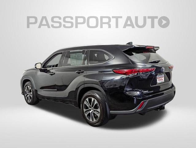 Photo of 2022 Midnight Black Metallic Toyota Highlander