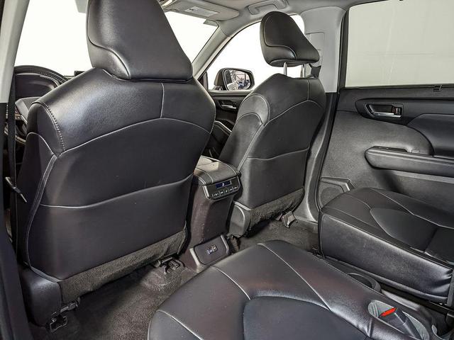 Photo of 2022 Midnight Black Metallic Toyota Highlander