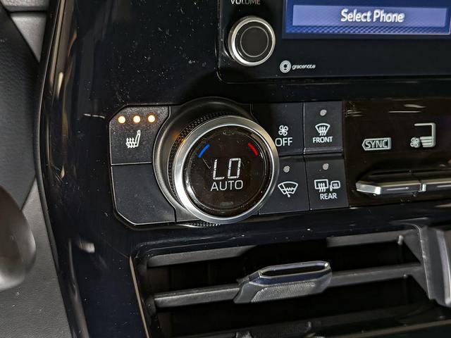 Photo of 2022 Midnight Black Metallic Toyota Highlander