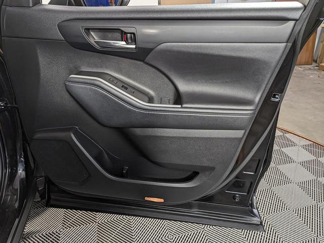 Photo of 2022 Midnight Black Metallic Toyota Highlander