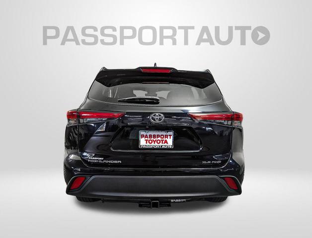Photo of 2022 Midnight Black Metallic Toyota Highlander