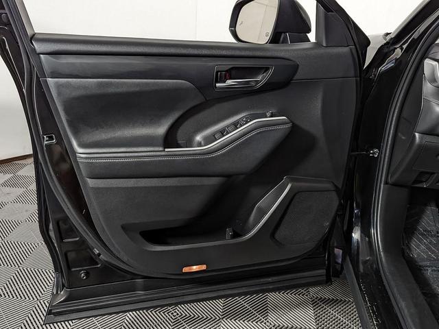 Photo of 2022 Midnight Black Metallic Toyota Highlander