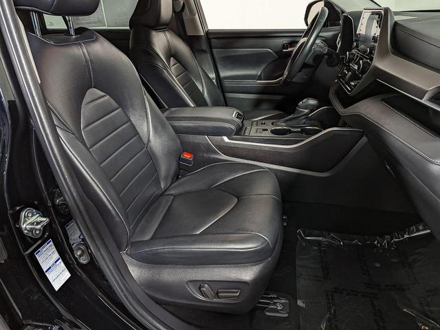 Photo of 2022 Midnight Black Metallic Toyota Highlander