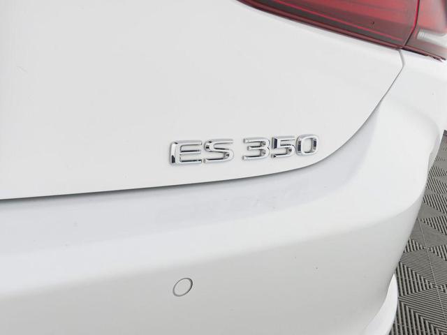 Photo of 2023 Ultra White Lexus ES 350