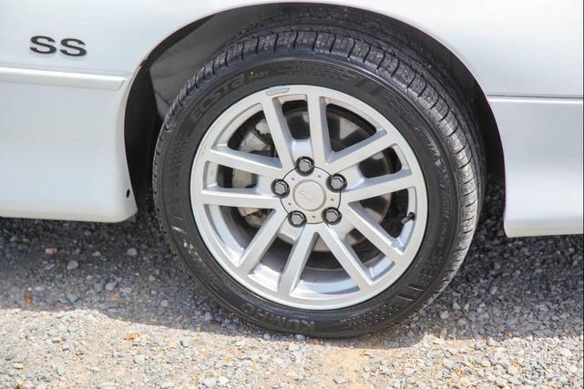 Photo of 2001 Arctic White Chevrolet Camaro
