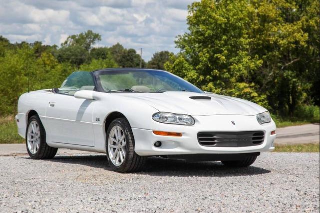Photo of 2001 Arctic White Chevrolet Camaro