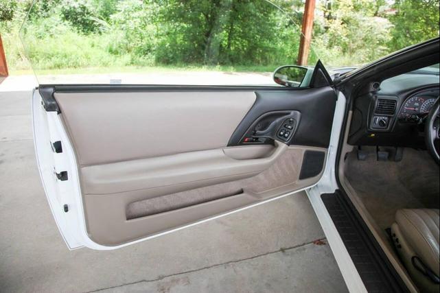 Photo of 2001 Arctic White Chevrolet Camaro