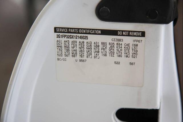 Photo of 2001 Arctic White Chevrolet Camaro