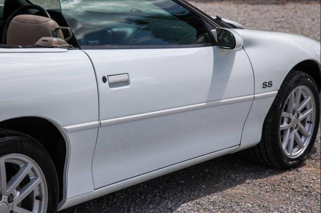 Photo of 2001 Arctic White Chevrolet Camaro