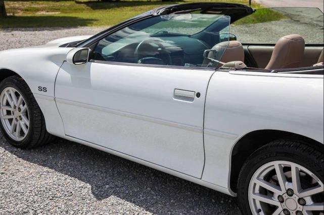 Photo of 2001 Arctic White Chevrolet Camaro