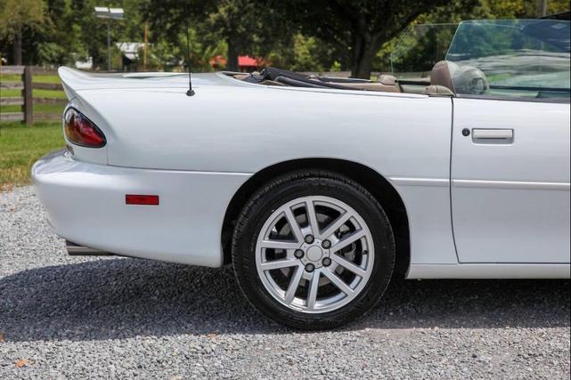 Photo of 2001 Arctic White Chevrolet Camaro