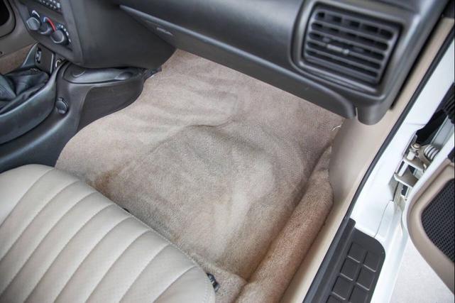 Photo of 2001 Arctic White Chevrolet Camaro