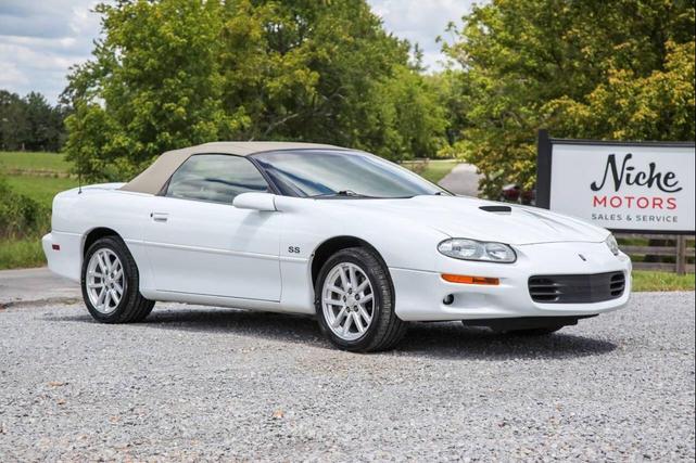 Photo of 2001 Arctic White Chevrolet Camaro