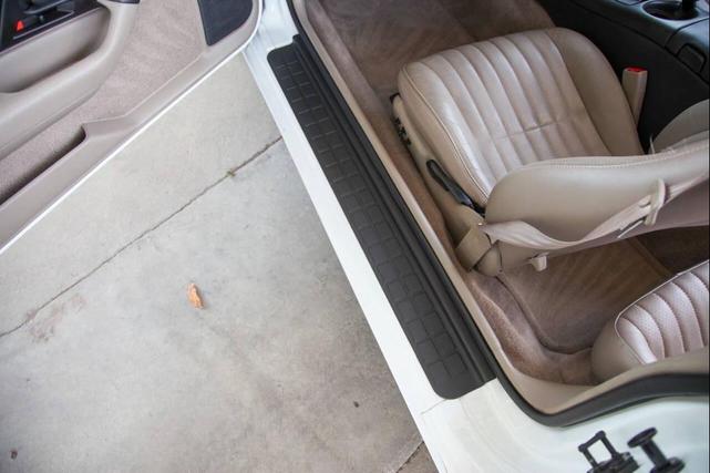 Photo of 2001 Arctic White Chevrolet Camaro