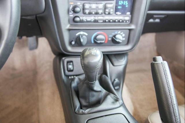 Photo of 2001 Arctic White Chevrolet Camaro