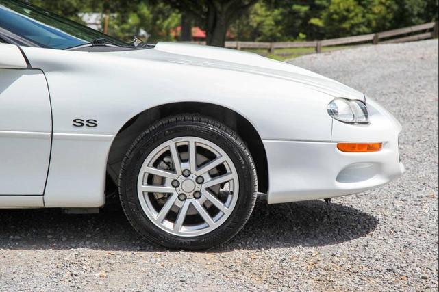 Photo of 2001 Arctic White Chevrolet Camaro