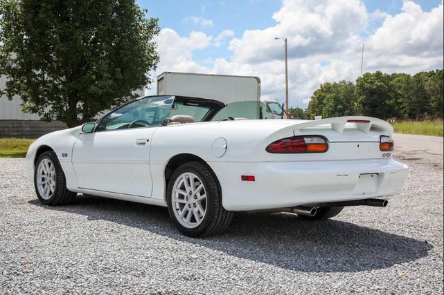 Photo of 2001 Arctic White Chevrolet Camaro