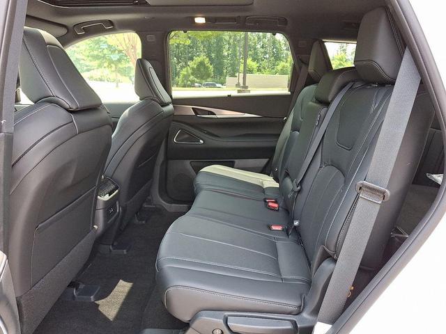 Photo of 2025 Majestic White INFINITI QX60