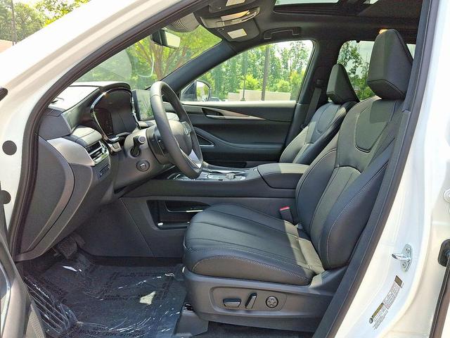 Photo of 2025 Majestic White INFINITI QX60