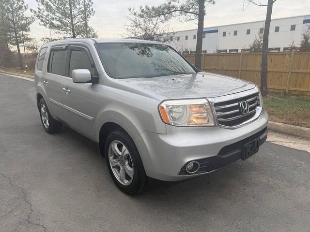 Photo of 2014 Alabaster Silver Metallic Honda Pilot