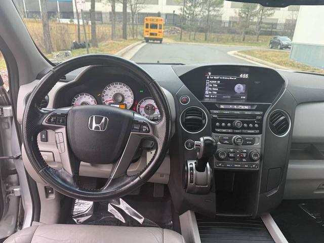 Photo of 2014 Alabaster Silver Metallic Honda Pilot