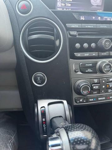 Photo of 2014 Alabaster Silver Metallic Honda Pilot