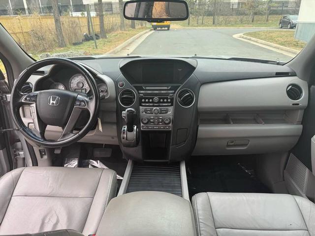 Photo of 2014 Alabaster Silver Metallic Honda Pilot