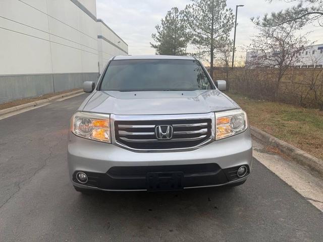 Photo of 2014 Alabaster Silver Metallic Honda Pilot