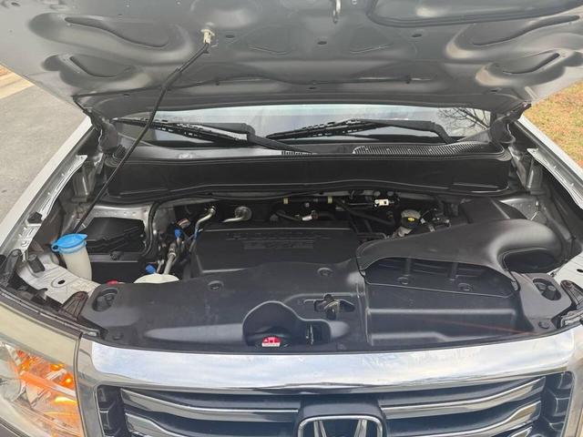 Photo of 2014 Alabaster Silver Metallic Honda Pilot