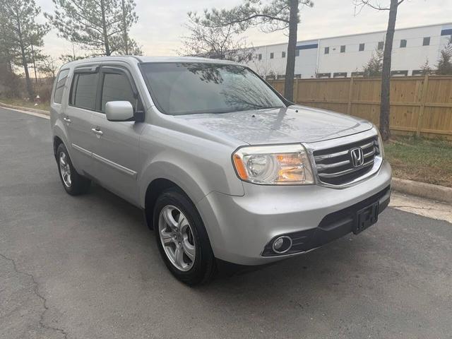 Photo of 2014 Alabaster Silver Metallic Honda Pilot
