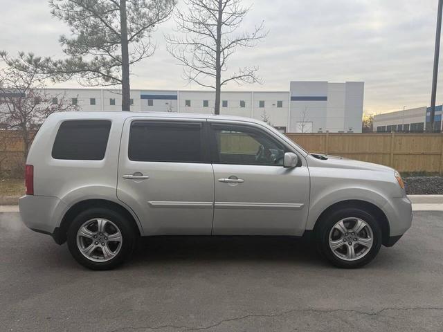 Photo of 2014 Alabaster Silver Metallic Honda Pilot