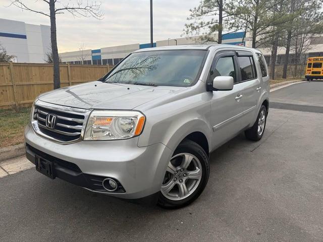 Photo of 2014 Alabaster Silver Metallic Honda Pilot