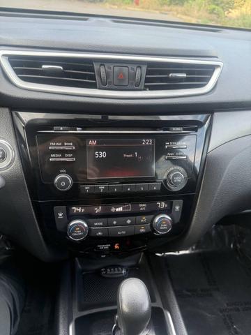 Photo of 2016 Brilliant Silver Nissan Rogue
