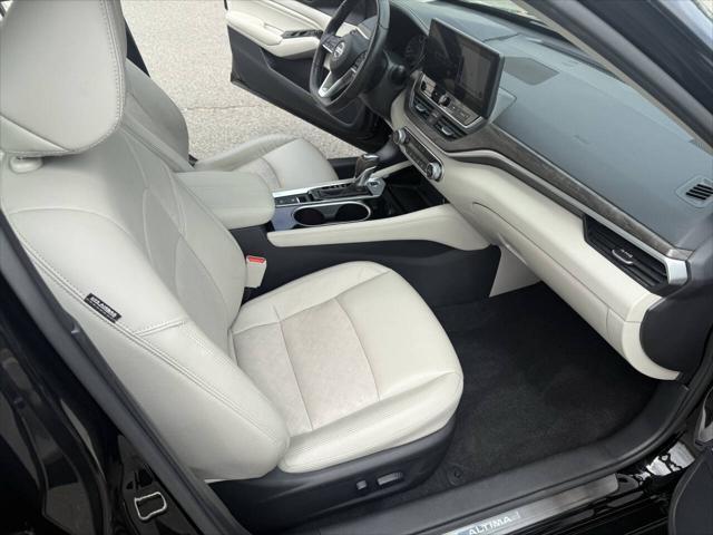 Photo of 2023 Super Black Nissan Altima