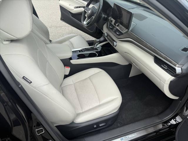 Photo of 2023 Super Black Nissan Altima