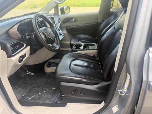 Photo of 2021 Granite Crystal Metallic Clearcoat Chrysler Voyager