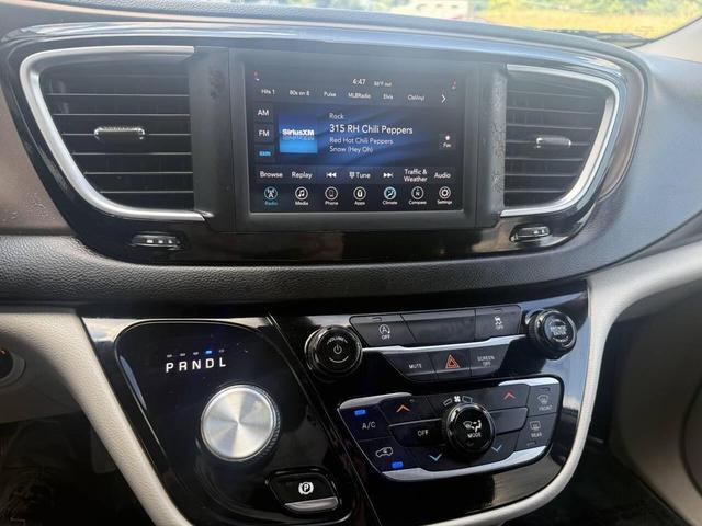 Photo of 2021 Granite Crystal Metallic Clearcoat Chrysler Voyager