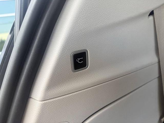 Photo of 2021 Granite Crystal Metallic Clearcoat Chrysler Voyager