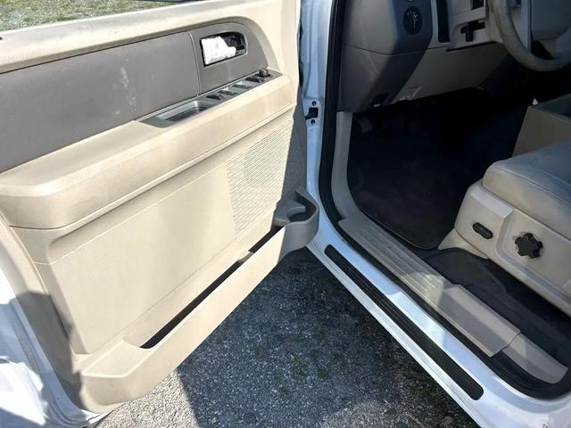 Photo of 2007 WHITE Ford Expedition