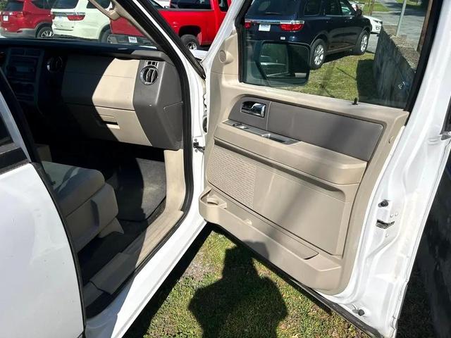 Photo of 2007 WHITE Ford Expedition